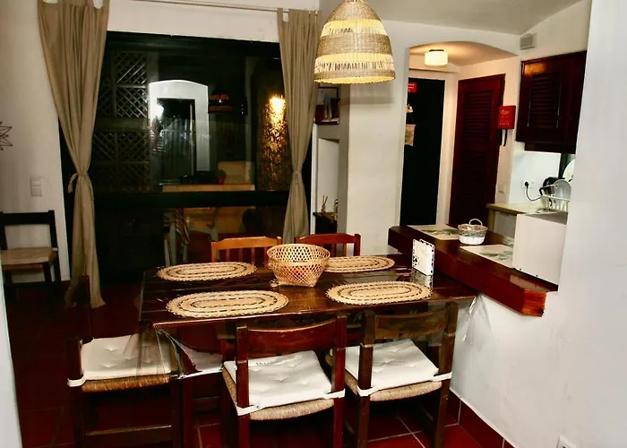 Jacaranda - 550m From The - Free Wifi - By Bedzy *